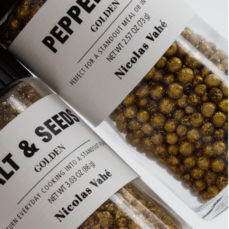 Gyllen salt- og pepperblanding i keramisk kvern