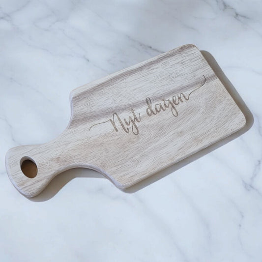 Skjærefjøl av tre med håndtak - 'Nyt dagen'