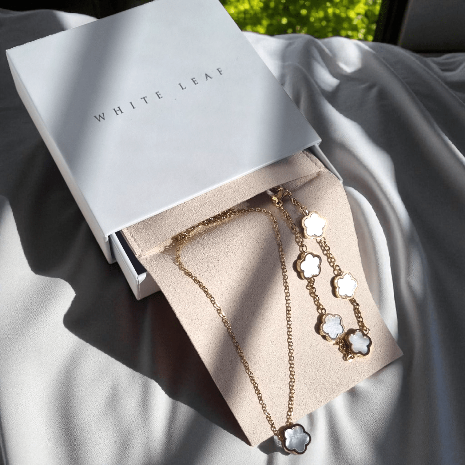 Jewelery sets of flower details in mother of pearl
