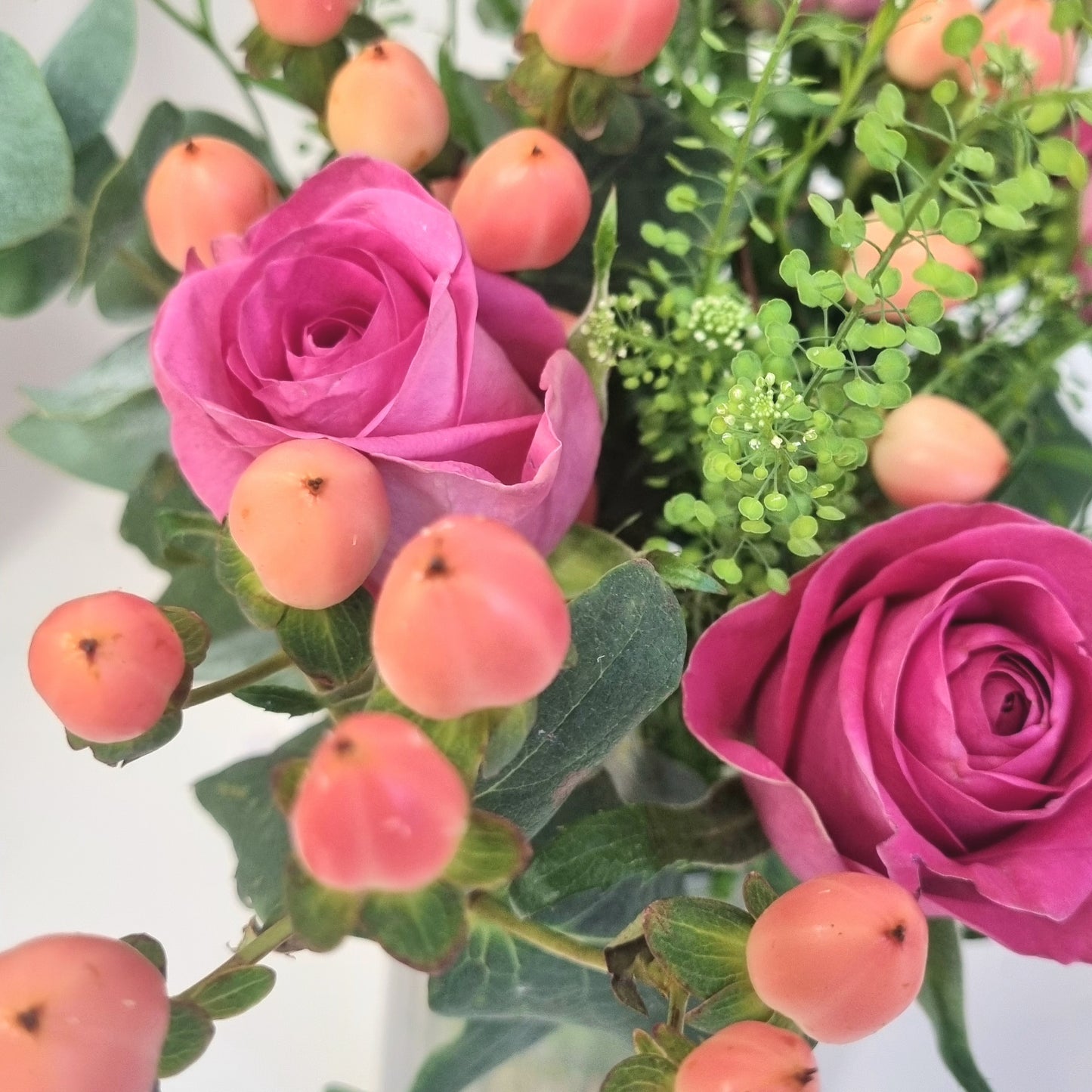 Seasonal bouquet + bubbles + confectionery (large cities)