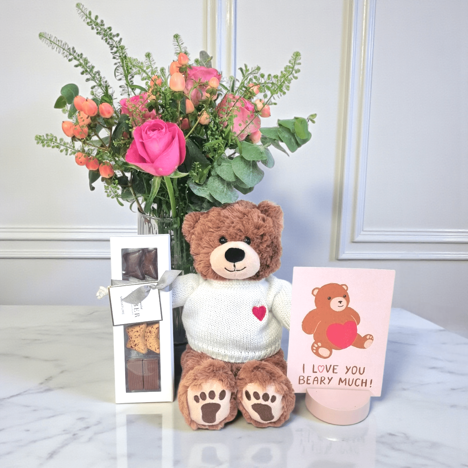 Sesongsbukett + bamse + konfekt (store byer)