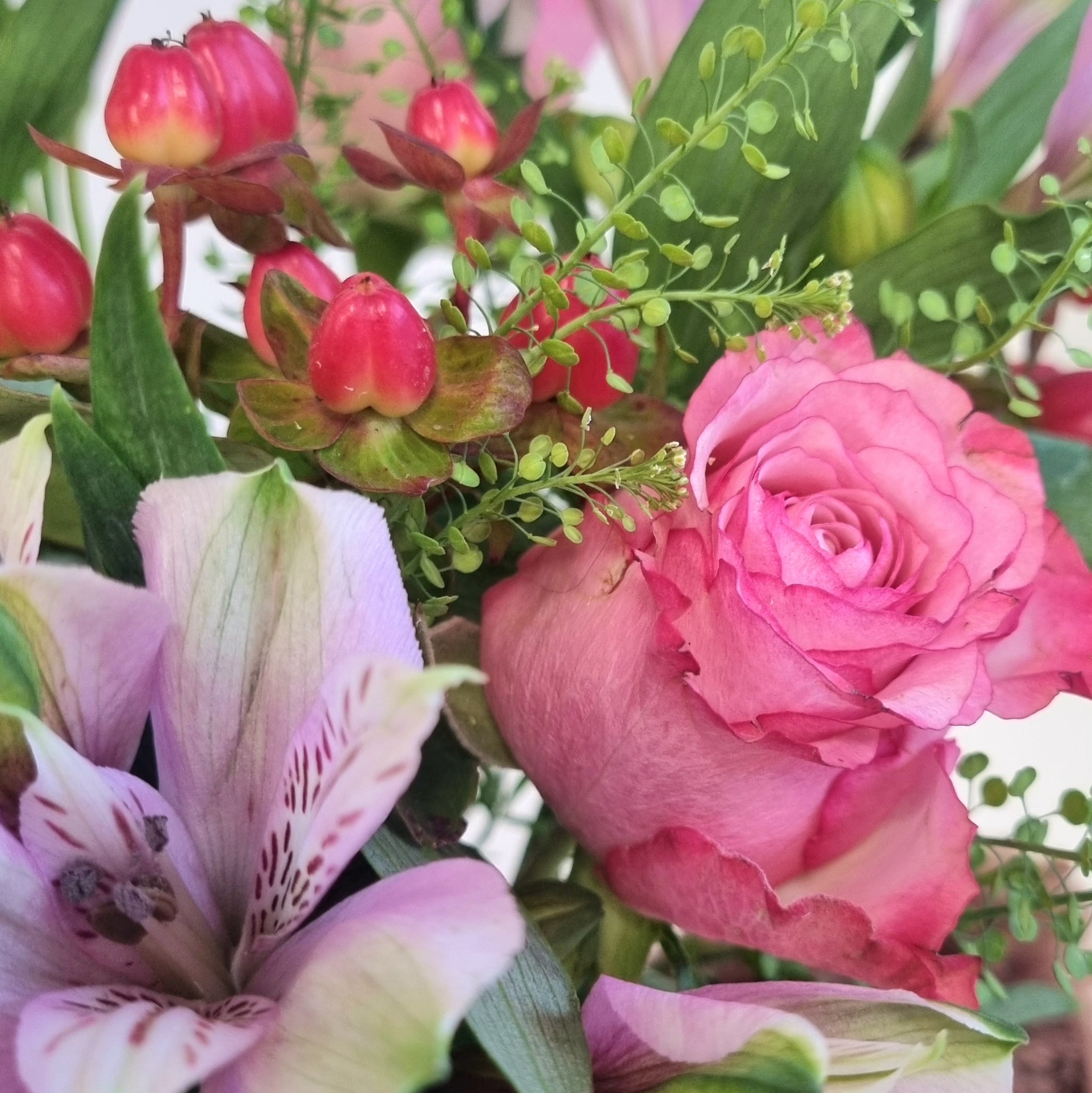 Sesongsbukett + bamse + sjokolade(store byer)