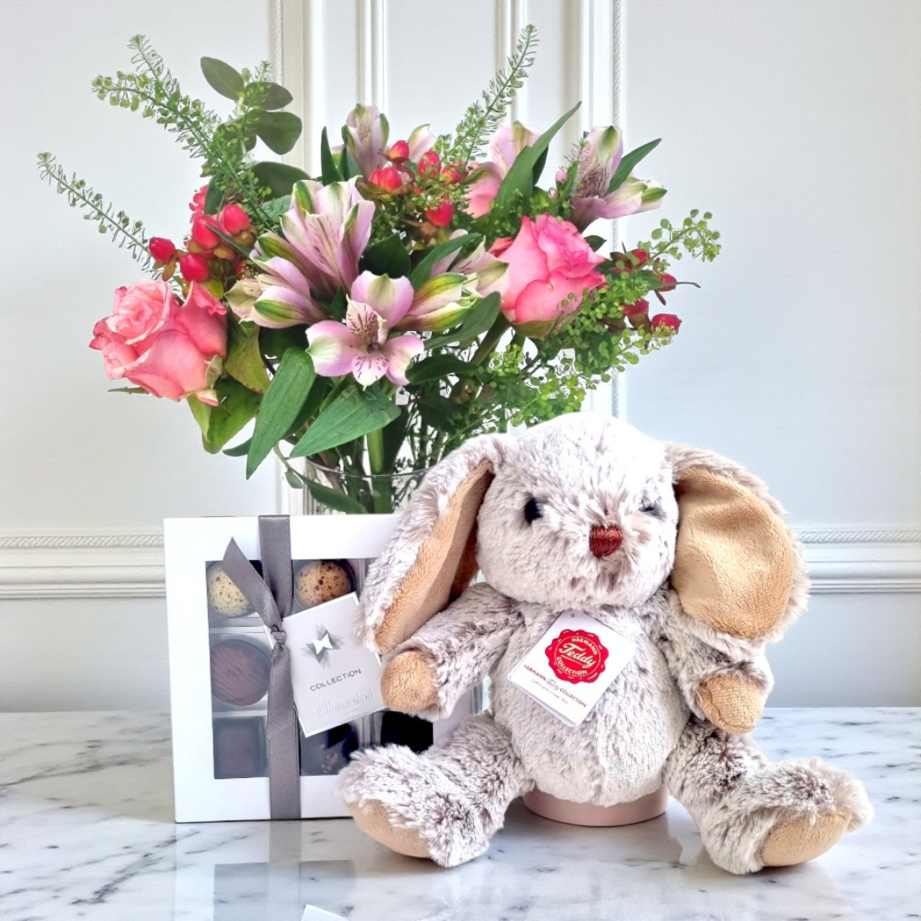 Sesongsbukett + kosedyr + konfekt (store byer)